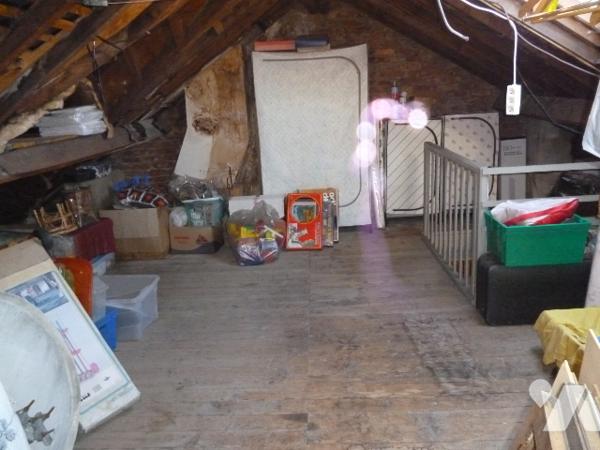 Maison 7 pièces, cour, garage séparé.