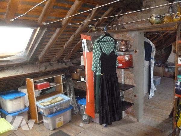 Maison 7 pièces, cour, garage séparé.