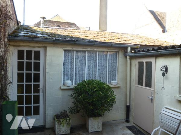 Maison 7 pièces, cour, garage séparé.