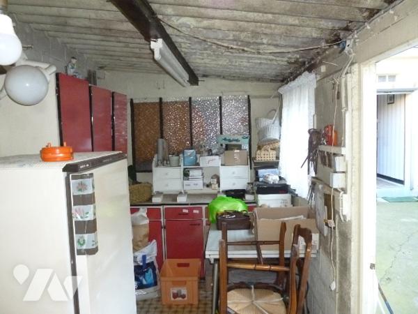 Maison 7 pièces, cour, garage séparé.