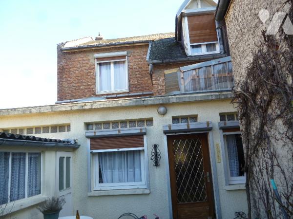 Maison 7 pièces, cour, garage séparé.