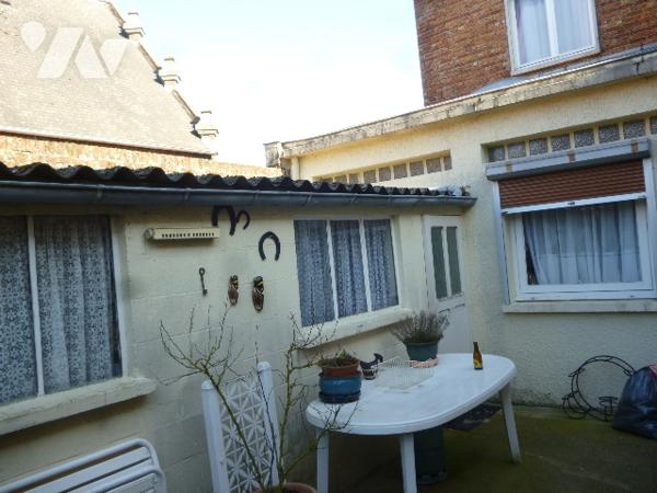 Maison 7 pièces, cour, garage séparé.