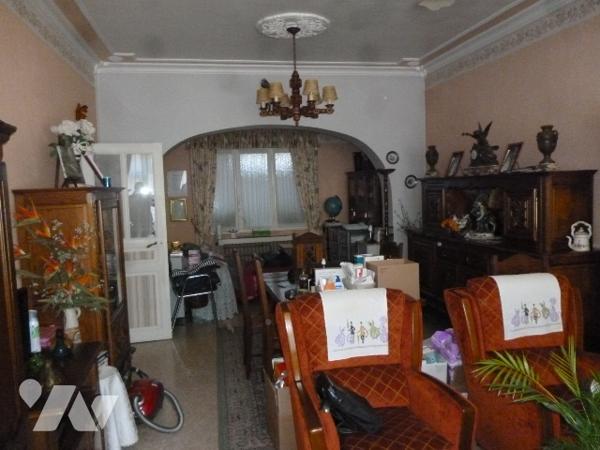 Maison 7 pièces, cour, garage séparé.