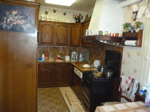 Maison 7 pièces, cour, garage séparé.