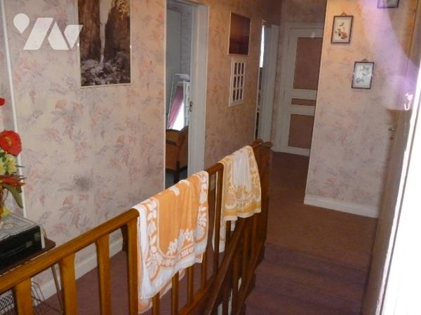 Maison 7 pièces, cour, garage séparé.