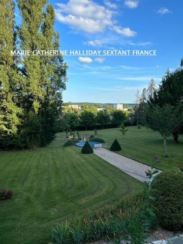 NICHE EN HAUTEUR MAGNIFIQUE CHATEAU SUR 7700 M2 AVEC SA SOURCE