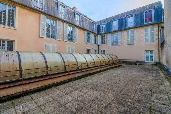 Appartement Nevers, hyper centre, 2 chambres, ascenseur, 2H30 de PARIS, douche