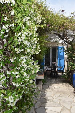 CAVALAIRE SUR MER (83) - PROPRIETE SANS TRAVAUX AVEC PISCINE - 1 MAISON PRINCIPALE ET 1 APPARTEMENT LOFT