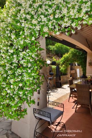 CAVALAIRE SUR MER (83) - PROPRIETE SANS TRAVAUX AVEC PISCINE - 1 MAISON PRINCIPALE ET 1 APPARTEMENT LOFT