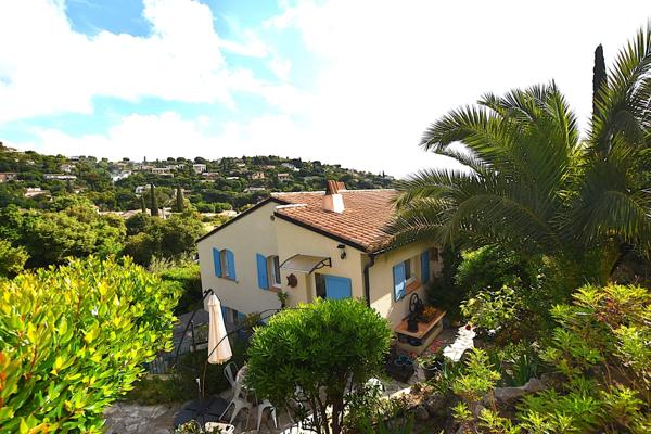 CAVALAIRE SUR MER (83) - PROPRIETE SANS TRAVAUX AVEC PISCINE - 1 MAISON PRINCIPALE ET 1 APPARTEMENT LOFT