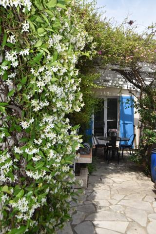 CAVALAIRE SUR MER (83) - PROPRIETE SANS TRAVAUX AVEC PISCINE - 1 MAISON PRINCIPALE ET 1 APPARTEMENT LOFT