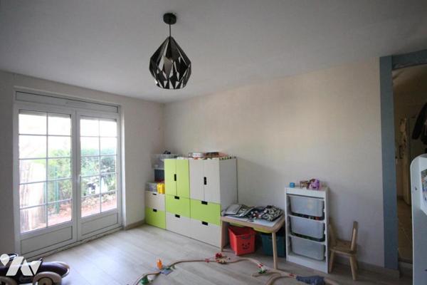 Appartement de 3 pièces avec jardin de 510 m², cave  ateliers et parkings 