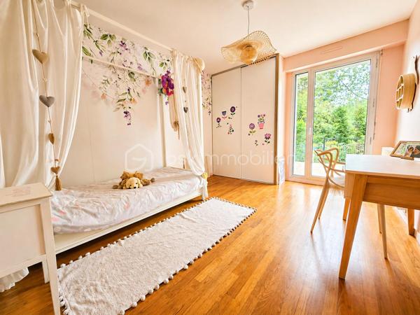 Nichée dans le quartier des Bulins à MONT-SAINT-AIGNAN, cette remarquable demeure familiale de 255m², au cœur d'un magnifique terrain arboré de 1650 m², vous séduira dès les premiers instants.

Alliant espace, confort, tranquillité, ainsi qu'une vue dominante sur Rouen, vous bénéficierez d'un cadre de vie exceptionnel.

Vous découvrirez au rez-de-chaussée une vaste pièce de vie, agrémentée d'une cheminée, ouverte sur une grande terrasse avec une vue panoramique sur Rouen.
Cette maison d'architecte dispose de 5 chambres, 3 salles d'eau, une cuisine équipée et une arrière-cuisine, plusieurs espaces de vie et de travail. 
Elle dispose également d'un rez-de-jardin avec une seconde cuisine et des espaces complémentaires, une piscine chauffée, un garage.

Cette propriété de caractère offre de multiples possibilités d'aménagement et répond parfaitement aux attentes d'une grande famille recherchant un lieu privilégié aux portes de ROUEN.