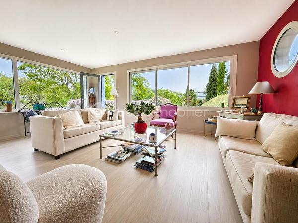 Nichée dans le quartier des Bulins à MONT-SAINT-AIGNAN, cette remarquable demeure familiale de 255m², au cœur d'un magnifique terrain arboré de 1650 m², vous séduira dès les premiers instants.

Alliant espace, confort, tranquillité, ainsi qu'une vue dominante sur Rouen, vous bénéficierez d'un cadre de vie exceptionnel.

Vous découvrirez au rez-de-chaussée une vaste pièce de vie, agrémentée d'une cheminée, ouverte sur une grande terrasse avec une vue panoramique sur Rouen.
Cette maison d'architecte dispose de 5 chambres, 3 salles d'eau, une cuisine équipée et une arrière-cuisine, plusieurs espaces de vie et de travail. 
Elle dispose également d'un rez-de-jardin avec une seconde cuisine et des espaces complémentaires, une piscine chauffée, un garage.

Cette propriété de caractère offre de multiples possibilités d'aménagement et répond parfaitement aux attentes d'une grande famille recherchant un lieu privilégié aux portes de ROUEN.