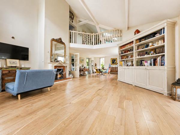 Nichée dans le quartier des Bulins à MONT-SAINT-AIGNAN, cette remarquable demeure familiale de 255m², au cœur d'un magnifique terrain arboré de 1650 m², vous séduira dès les premiers instants.

Alliant espace, confort, tranquillité, ainsi qu'une vue dominante sur Rouen, vous bénéficierez d'un cadre de vie exceptionnel.

Vous découvrirez au rez-de-chaussée une vaste pièce de vie, agrémentée d'une cheminée, ouverte sur une grande terrasse avec une vue panoramique sur Rouen.
Cette maison d'architecte dispose de 5 chambres, 3 salles d'eau, une cuisine équipée et une arrière-cuisine, plusieurs espaces de vie et de travail. 
Elle dispose également d'un rez-de-jardin avec une seconde cuisine et des espaces complémentaires, une piscine chauffée, un garage.

Cette propriété de caractère offre de multiples possibilités d'aménagement et répond parfaitement aux attentes d'une grande famille recherchant un lieu privilégié aux portes de ROUEN.