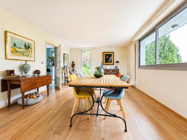 Nichée dans le quartier des Bulins à MONT-SAINT-AIGNAN, cette remarquable demeure familiale de 255m², au cœur d'un magnifique terrain arboré de 1650 m², vous séduira dès les premiers instants.

Alliant espace, confort, tranquillité, ainsi qu'une vue dominante sur Rouen, vous bénéficierez d'un cadre de vie exceptionnel.

Vous découvrirez au rez-de-chaussée une vaste pièce de vie, agrémentée d'une cheminée, ouverte sur une grande terrasse avec une vue panoramique sur Rouen.
Cette maison d'architecte dispose de 5 chambres, 3 salles d'eau, une cuisine équipée et une arrière-cuisine, plusieurs espaces de vie et de travail. 
Elle dispose également d'un rez-de-jardin avec une seconde cuisine et des espaces complémentaires, une piscine chauffée, un garage.

Cette propriété de caractère offre de multiples possibilités d'aménagement et répond parfaitement aux attentes d'une grande famille recherchant un lieu privilégié aux portes de ROUEN.