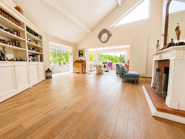 Nichée dans le quartier des Bulins à MONT-SAINT-AIGNAN, cette remarquable demeure familiale de 255m², au cœur d'un magnifique terrain arboré de 1650 m², vous séduira dès les premiers instants.

Alliant espace, confort, tranquillité, ainsi qu'une vue dominante sur Rouen, vous bénéficierez d'un cadre de vie exceptionnel.

Vous découvrirez au rez-de-chaussée une vaste pièce de vie, agrémentée d'une cheminée, ouverte sur une grande terrasse avec une vue panoramique sur Rouen.
Cette maison d'architecte dispose de 5 chambres, 3 salles d'eau, une cuisine équipée et une arrière-cuisine, plusieurs espaces de vie et de travail. 
Elle dispose également d'un rez-de-jardin avec une seconde cuisine et des espaces complémentaires, une piscine chauffée, un garage.

Cette propriété de caractère offre de multiples possibilités d'aménagement et répond parfaitement aux attentes d'une grande famille recherchant un lieu privilégié aux portes de ROUEN.