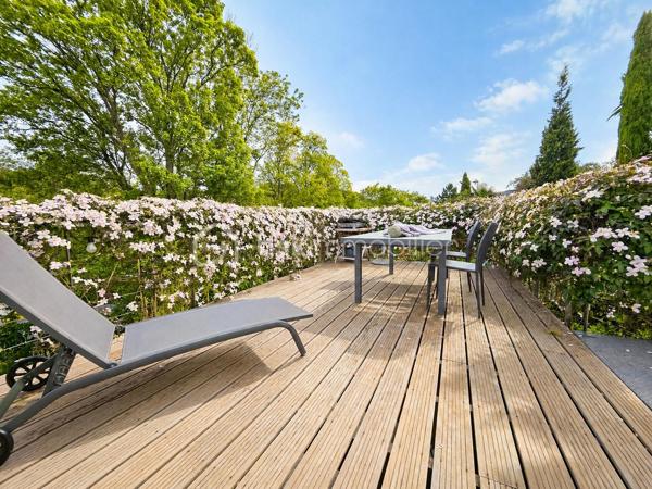 Nichée dans le quartier des Bulins à MONT-SAINT-AIGNAN, cette remarquable demeure familiale de 255m², au cœur d'un magnifique terrain arboré de 1650 m², vous séduira dès les premiers instants.

Alliant espace, confort, tranquillité, ainsi qu'une vue dominante sur Rouen, vous bénéficierez d'un cadre de vie exceptionnel.

Vous découvrirez au rez-de-chaussée une vaste pièce de vie, agrémentée d'une cheminée, ouverte sur une grande terrasse avec une vue panoramique sur Rouen.
Cette maison d'architecte dispose de 5 chambres, 3 salles d'eau, une cuisine équipée et une arrière-cuisine, plusieurs espaces de vie et de travail. 
Elle dispose également d'un rez-de-jardin avec une seconde cuisine et des espaces complémentaires, une piscine chauffée, un garage.

Cette propriété de caractère offre de multiples possibilités d'aménagement et répond parfaitement aux attentes d'une grande famille recherchant un lieu privilégié aux portes de ROUEN.
