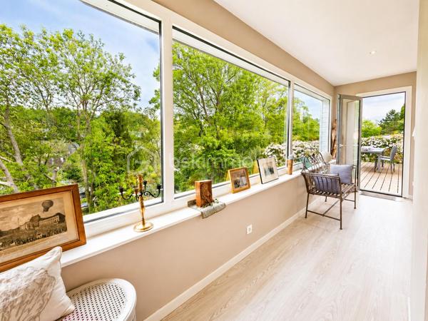 Nichée dans le quartier des Bulins à MONT-SAINT-AIGNAN, cette remarquable demeure familiale de 255m², au cœur d'un magnifique terrain arboré de 1650 m², vous séduira dès les premiers instants.

Alliant espace, confort, tranquillité, ainsi qu'une vue dominante sur Rouen, vous bénéficierez d'un cadre de vie exceptionnel.

Vous découvrirez au rez-de-chaussée une vaste pièce de vie, agrémentée d'une cheminée, ouverte sur une grande terrasse avec une vue panoramique sur Rouen.
Cette maison d'architecte dispose de 5 chambres, 3 salles d'eau, une cuisine équipée et une arrière-cuisine, plusieurs espaces de vie et de travail. 
Elle dispose également d'un rez-de-jardin avec une seconde cuisine et des espaces complémentaires, une piscine chauffée, un garage.

Cette propriété de caractère offre de multiples possibilités d'aménagement et répond parfaitement aux attentes d'une grande famille recherchant un lieu privilégié aux portes de ROUEN.