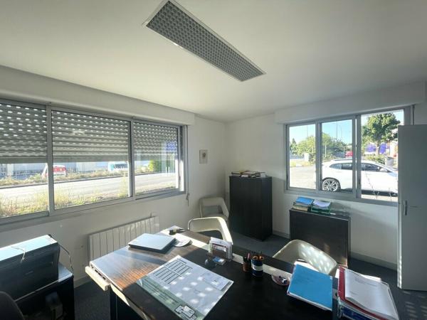 BUREAUX LIVRES ENTIEREMENT RENOVES ZONE REPUBLIQUE 65.5M²