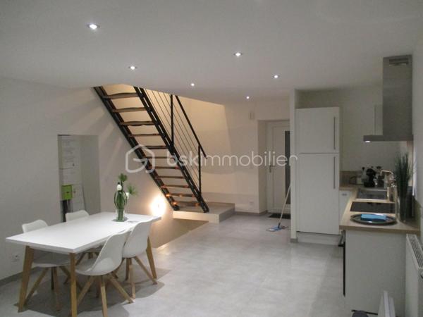 Laissez vous séduire, pour ce bel appartement type 3 neuf en cours de travaux, dans une petite maison intimiste de 4 logements, et dans un cadre de vie paisible au calme, proximité pouilley-les-vignes.
Imaginez vous....dans cet appartement qui vous propose: une entrée, un espace buanderie-local technique, votre belle pièce de vie lumineuse  de + de 30m2 avec son accès sur une grande terrasse, une salle d'eau équipée, un cabinet de toilette, deux chambres.
De belles prestations avec des volets électriques, spots led plafond, un chauffage en basse consommation aérothermie+ clim réversible avec télécommande, une place de parking privative, charge minimum, livraison automne 2026, honoraires inclus charge vendeur.
Pour votre information les photos en annonce, sont d'un autre appartement T3,  sur un ancien programme, pour que vous ayez un visuel, les prestations et finitions étant similaires.
Renseignements et rendez vous du lundi au samedi de 8h à 20 h.
