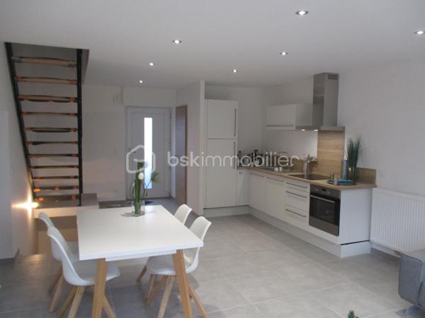 Laissez vous séduire, pour ce bel appartement type 3 neuf en cours de travaux, dans une petite maison intimiste de 4 logements, et dans un cadre de vie paisible au calme, proximité pouilley-les-vignes.
Imaginez vous....dans cet appartement qui vous propose: une entrée, un espace buanderie-local technique, votre belle pièce de vie lumineuse  de + de 30m2 avec son accès sur une grande terrasse, une salle d'eau équipée, un cabinet de toilette, deux chambres.
De belles prestations avec des volets électriques, spots led plafond, un chauffage en basse consommation aérothermie+ clim réversible avec télécommande, une place de parking privative, charge minimum, livraison automne 2026, honoraires inclus charge vendeur.
Pour votre information les photos en annonce, sont d'un autre appartement T3,  sur un ancien programme, pour que vous ayez un visuel, les prestations et finitions étant similaires.
Renseignements et rendez vous du lundi au samedi de 8h à 20 h.