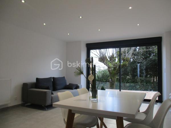 Laissez vous séduire, pour ce bel appartement type 3 neuf en cours de travaux, dans une petite maison intimiste de 4 logements, et dans un cadre de vie paisible au calme, proximité pouilley-les-vignes.
Imaginez vous....dans cet appartement qui vous propose: une entrée, un espace buanderie-local technique, votre belle pièce de vie lumineuse  de + de 30m2 avec son accès sur une grande terrasse, une salle d'eau équipée, un cabinet de toilette, deux chambres.
De belles prestations avec des volets électriques, spots led plafond, un chauffage en basse consommation aérothermie+ clim réversible avec télécommande, une place de parking privative, charge minimum, livraison automne 2026, honoraires inclus charge vendeur.
Pour votre information les photos en annonce, sont d'un autre appartement T3,  sur un ancien programme, pour que vous ayez un visuel, les prestations et finitions étant similaires.
Renseignements et rendez vous du lundi au samedi de 8h à 20 h.