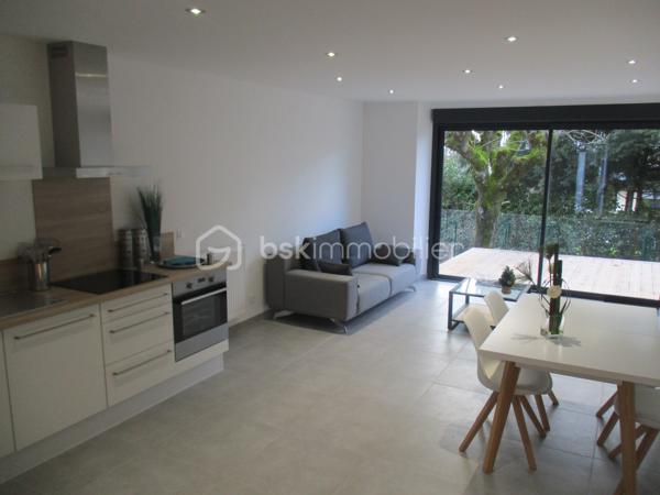 Laissez vous séduire, pour ce bel appartement type 3 neuf en cours de travaux, dans une petite maison intimiste de 4 logements, et dans un cadre de vie paisible au calme, proximité pouilley-les-vignes.
Imaginez vous....dans cet appartement qui vous propose: une entrée, un espace buanderie-local technique, votre belle pièce de vie lumineuse  de + de 30m2 avec son accès sur une grande terrasse, une salle d'eau équipée, un cabinet de toilette, deux chambres.
De belles prestations avec des volets électriques, spots led plafond, un chauffage en basse consommation aérothermie+ clim réversible avec télécommande, une place de parking privative, charge minimum, livraison automne 2026, honoraires inclus charge vendeur.
Pour votre information les photos en annonce, sont d'un autre appartement T3,  sur un ancien programme, pour que vous ayez un visuel, les prestations et finitions étant similaires.
Renseignements et rendez vous du lundi au samedi de 8h à 20 h.