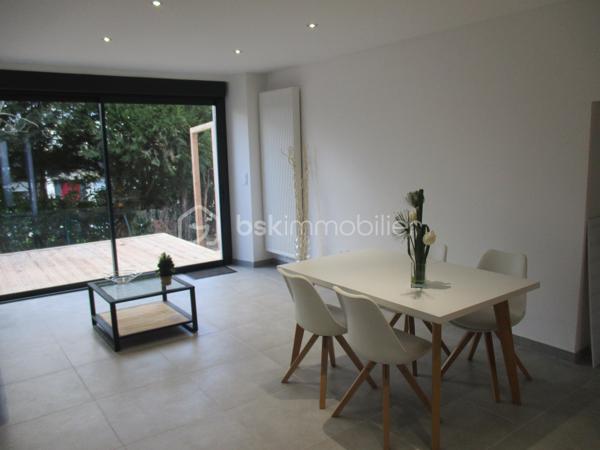 Laissez vous séduire, pour ce bel appartement type 3 neuf en cours de travaux, dans une petite maison intimiste de 4 logements, et dans un cadre de vie paisible au calme, proximité pouilley-les-vignes.
Imaginez vous....dans cet appartement qui vous propose: une entrée, un espace buanderie-local technique, votre belle pièce de vie lumineuse  de + de 30m2 avec son accès sur une grande terrasse, une salle d'eau équipée, un cabinet de toilette, deux chambres.
De belles prestations avec des volets électriques, spots led plafond, un chauffage en basse consommation aérothermie+ clim réversible avec télécommande, une place de parking privative, charge minimum, livraison automne 2026, honoraires inclus charge vendeur.
Pour votre information les photos en annonce, sont d'un autre appartement T3,  sur un ancien programme, pour que vous ayez un visuel, les prestations et finitions étant similaires.
Renseignements et rendez vous du lundi au samedi de 8h à 20 h.