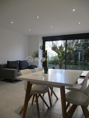 Laissez vous séduire, pour ce bel appartement type 3 neuf en cours de travaux, dans une petite maison intimiste de 4 logements, et dans un cadre de vie paisible au calme, proximité pouilley-les-vignes.
Imaginez vous....dans cet appartement qui vous propose: une entrée, un espace buanderie-local technique, votre belle pièce de vie lumineuse  de + de 30m2 avec son accès sur une grande terrasse, une salle d'eau équipée, un cabinet de toilette, deux chambres.
De belles prestations avec des volets électriques, spots led plafond, un chauffage en basse consommation aérothermie+ clim réversible avec télécommande, une place de parking privative, charge minimum, livraison automne 2026, honoraires inclus charge vendeur.
Pour votre information les photos en annonce, sont d'un autre appartement T3,  sur un ancien programme, pour que vous ayez un visuel, les prestations et finitions étant similaires.
Renseignements et rendez vous du lundi au samedi de 8h à 20 h.