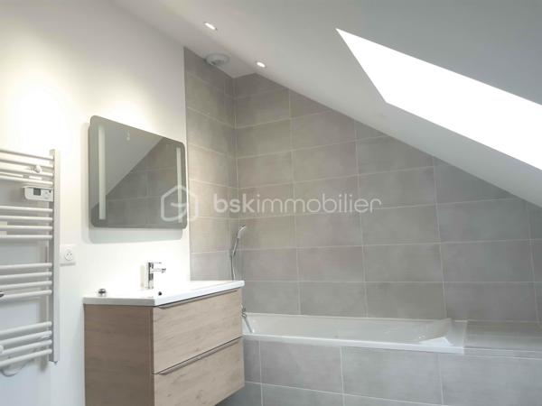 Laissez vous séduire, pour ce bel appartement type 3 neuf en cours de travaux, dans une petite maison intimiste de 4 logements, et dans un cadre de vie paisible au calme, proximité pouilley-les-vignes.
Imaginez vous....dans cet appartement qui vous propose: une entrée, un espace buanderie-local technique, votre belle pièce de vie lumineuse  de + de 30m2 avec son accès sur une grande terrasse, une salle d'eau équipée, un cabinet de toilette, deux chambres.
De belles prestations avec des volets électriques, spots led plafond, un chauffage en basse consommation aérothermie+ clim réversible avec télécommande, une place de parking privative, charge minimum, livraison automne 2026, honoraires inclus charge vendeur.
Pour votre information les photos en annonce, sont d'un autre appartement T3,  sur un ancien programme, pour que vous ayez un visuel, les prestations et finitions étant similaires.
Renseignements et rendez vous du lundi au samedi de 8h à 20 h.