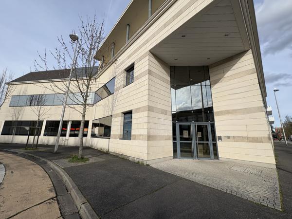 Plateau de bureaux en rez-de-chaussée d'environ 216 m2 avec parkings au Sud d'Orléans (CANDOLLE)