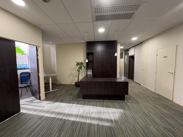 Plateau de bureaux en rez-de-chaussée d'environ 216 m2 avec parkings au Sud d'Orléans (CANDOLLE)