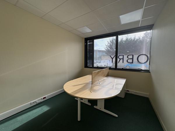 Plateau de bureaux en rez-de-chaussée d'environ 216 m2 avec parkings au Sud d'Orléans (CANDOLLE)