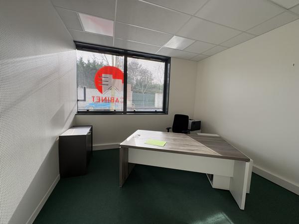 Plateau de bureaux en rez-de-chaussée d'environ 216 m2 avec parkings au Sud d'Orléans (CANDOLLE)