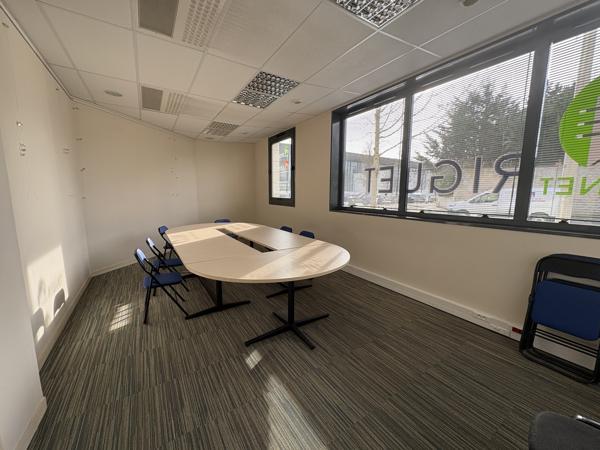 Plateau de bureaux en rez-de-chaussée d'environ 216 m2 avec parkings au Sud d'Orléans (CANDOLLE)