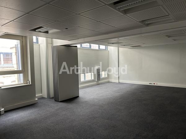 À louer : Bureaux lumineux de 1 000 m² en centre-ville de Lille - Accessibilité optimale et services à proximité