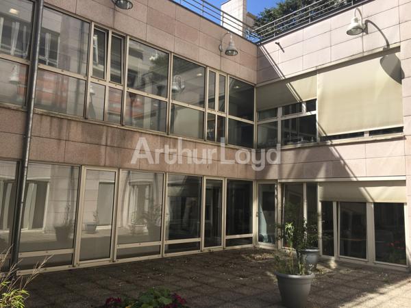 À louer : Bureaux lumineux de 1 000 m² en centre-ville de Lille - Accessibilité optimale et services à proximité