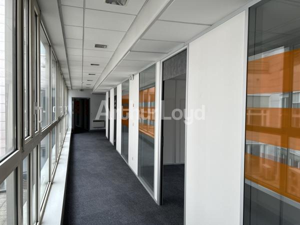 À louer : Bureaux lumineux de 1 000 m² en centre-ville de Lille - Accessibilité optimale et services à proximité