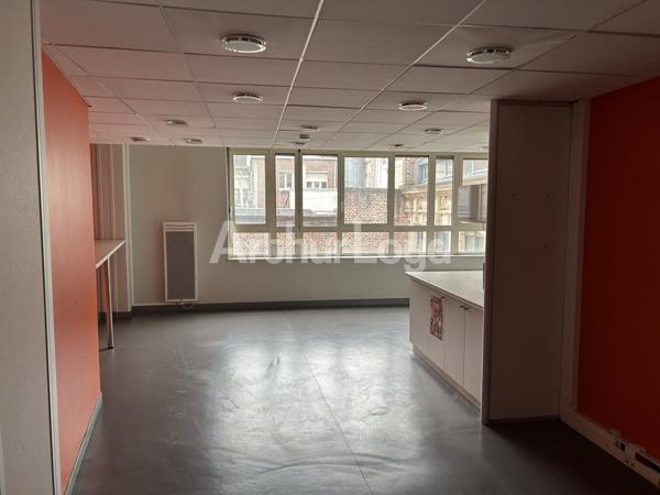 À louer : Bureaux lumineux de 1 000 m² en centre-ville de Lille - Accessibilité optimale et services à proximité