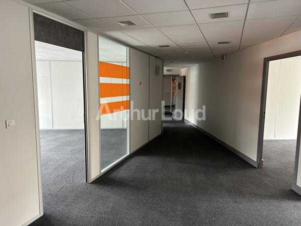 À louer : Bureaux lumineux de 1 000 m² en centre-ville de Lille - Accessibilité optimale et services à proximité
