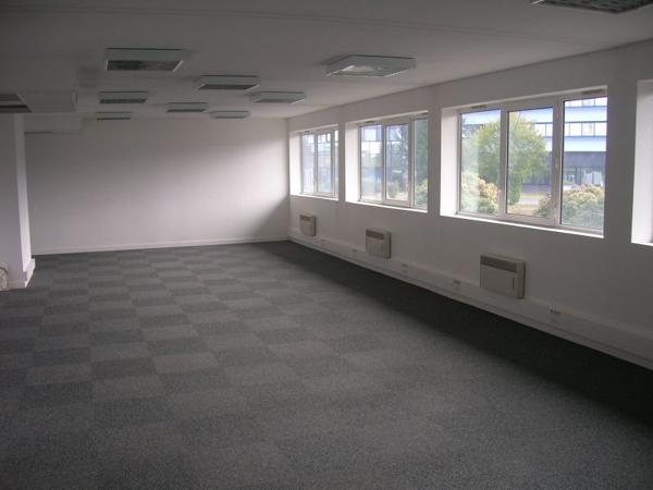 CHASSENEUIL FUTUROSCOPE - BUREAUX A LOUER TOUTES PRESTATIONS INCLUSES - PETITES SURFACES DES 16 M²