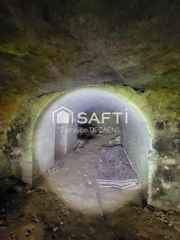 Terrain constructible de 1800m2 avec cave troglodyte