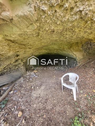 Terrain constructible de 1800m2 avec cave troglodyte