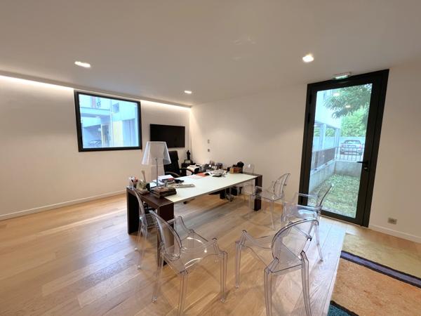 Bureaux à louer à Nanterre avec jardin privatif et accès transports en commun