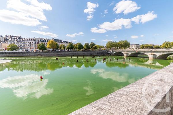 Appartement Local à vendre  4 pièces - 83,50 m 2   LAVAL  - 53
