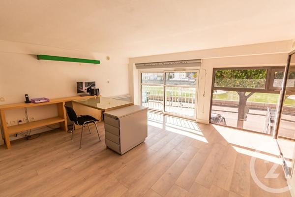 Appartement Local à vendre  4 pièces - 83,50 m 2   LAVAL  - 53