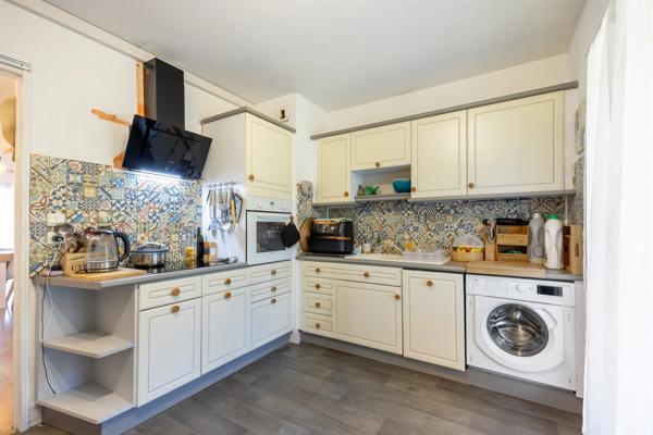 ***VISITE VIRTUELLE DISPONIBLE – MARSEILLE 11ᵉ – PARC DE CLAIRVILLE – T3 DERNIER ÉTAGE – CHARME, LUMIÈRE ET VOLUMES RARES – TERRASSES – AUCUN TRAVAUX***