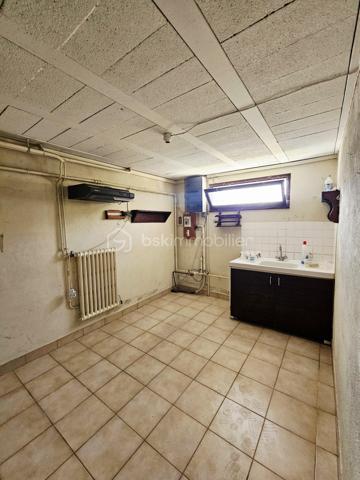 Situé au portes de Loches , venez découvrir cette belle construction sur sous sol de la fin des année 80.
Vous y trouverez:
-  au rdc: une grande entrée avec son escalier double accès, une pièce de vie lumineuse avec insert, une cuisine aménagée, une chambre, une salle d'eau, et un WC
- A l'étage : Un pallier en mezzanine desservant une première chambre avec point d'eau, une seconde chambre, une grande pièce grenier de 33 m2 au sol pouvant facilement être aménagé en chambres supplémentaire, salle de jeux, bureau… 
- Sous sol complet d'environ 86m2 avec une partie garage, une buanderie, une chaufferie, une pièce débarrât, et une cave.

Un grand Hangar en tôle en dépendance vient compléter ce bien.
 
Le tout sur un vaste terrain de plus d'un Hectare avec grand parking, parc à chevaux clôturé, et partie boisée.