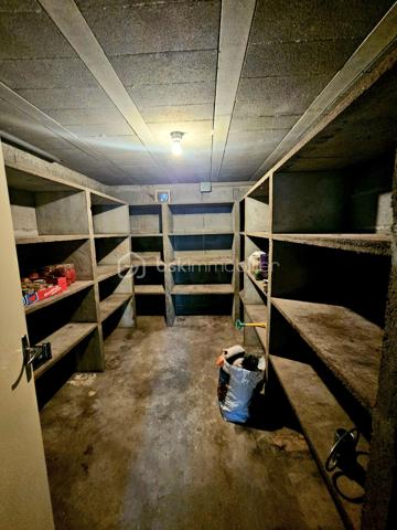 Situé au portes de Loches , venez découvrir cette belle construction sur sous sol de la fin des année 80.
Vous y trouverez:
-  au rdc: une grande entrée avec son escalier double accès, une pièce de vie lumineuse avec insert, une cuisine aménagée, une chambre, une salle d'eau, et un WC
- A l'étage : Un pallier en mezzanine desservant une première chambre avec point d'eau, une seconde chambre, une grande pièce grenier de 33 m2 au sol pouvant facilement être aménagé en chambres supplémentaire, salle de jeux, bureau… 
- Sous sol complet d'environ 86m2 avec une partie garage, une buanderie, une chaufferie, une pièce débarrât, et une cave.

Un grand Hangar en tôle en dépendance vient compléter ce bien.
 
Le tout sur un vaste terrain de plus d'un Hectare avec grand parking, parc à chevaux clôturé, et partie boisée.